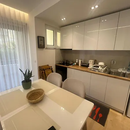 Golem, Triple E Apartment