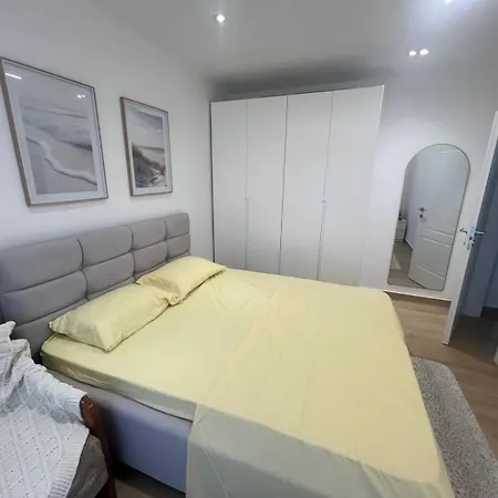 Apartamento Golem, Triple E *