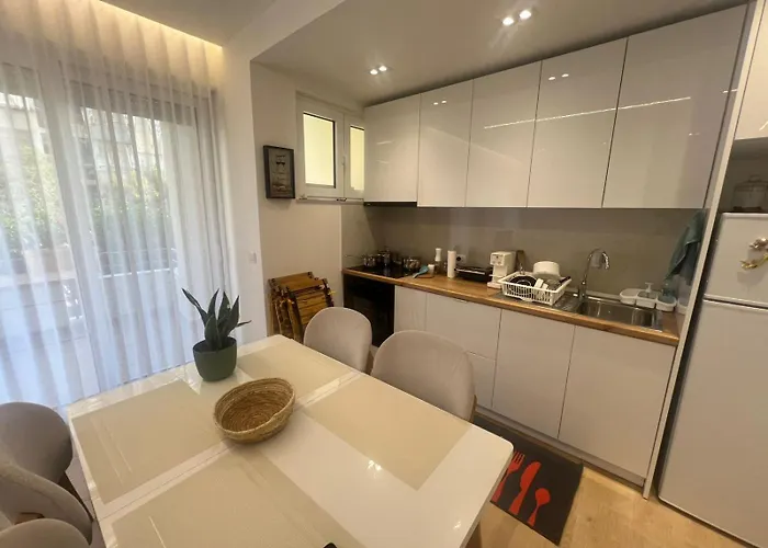 Golem, Triple E Apartment