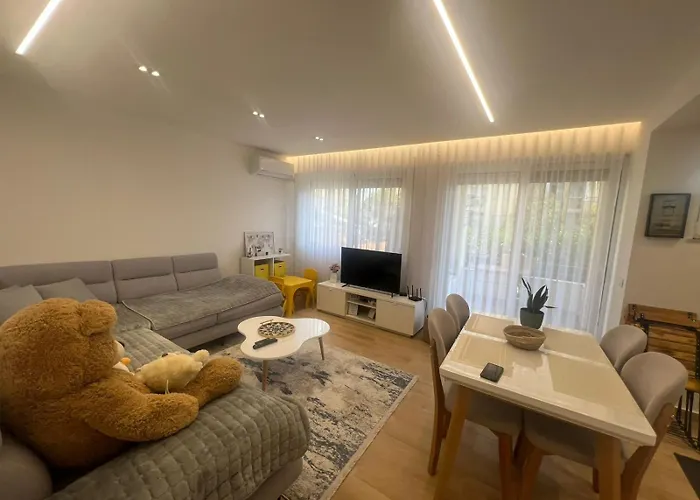 Apartment Golem, Triple E