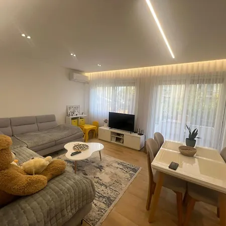 Apartamento Golem, Triple E